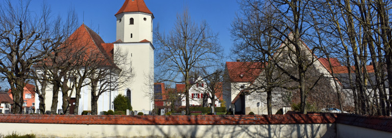 St. Gallus mit Friedhof vom Goldbach aus